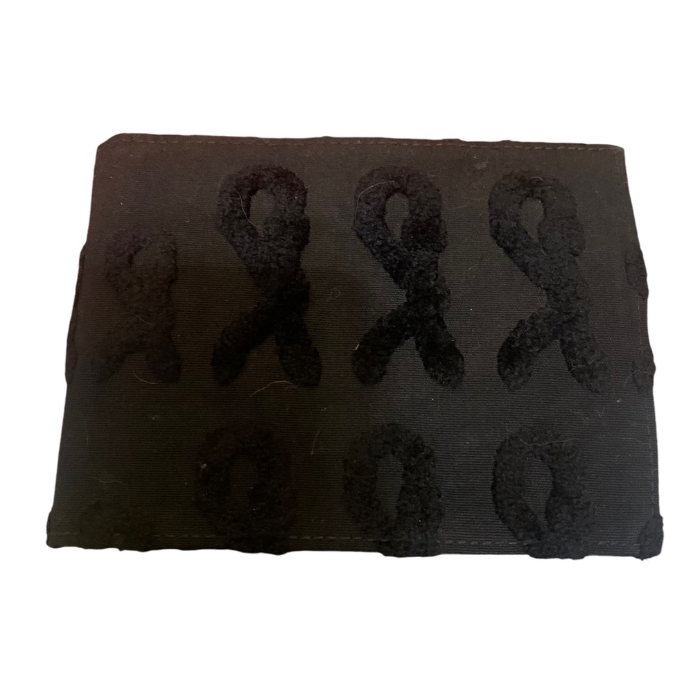 ROBERTA DI CAMERINO Black wallet with embroidery and black velvet detail.